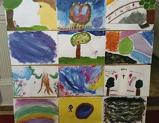 Kinderzeichnungen, Bäume und Landschaften.