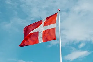 Dänische Flagge im Wind.